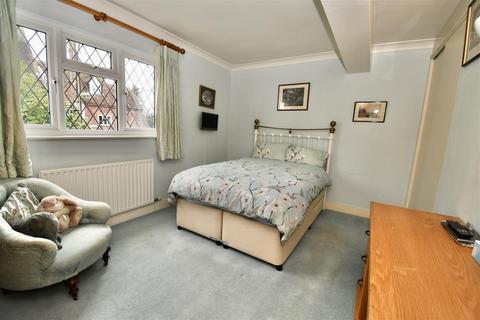 Cheyne Lodge Brook Road, Wormley, Godalming, GU8 5UA