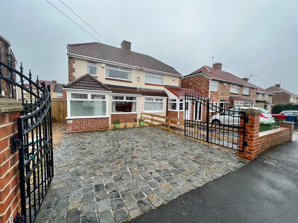 Mitford Gardens, Lobley Hill, Gateshead 2 bed semidetached house for