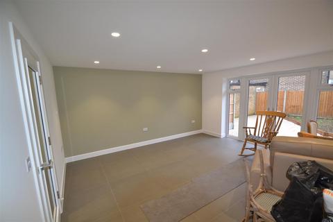 1a Calverley Crescent, Dagenham, RM10 7QU