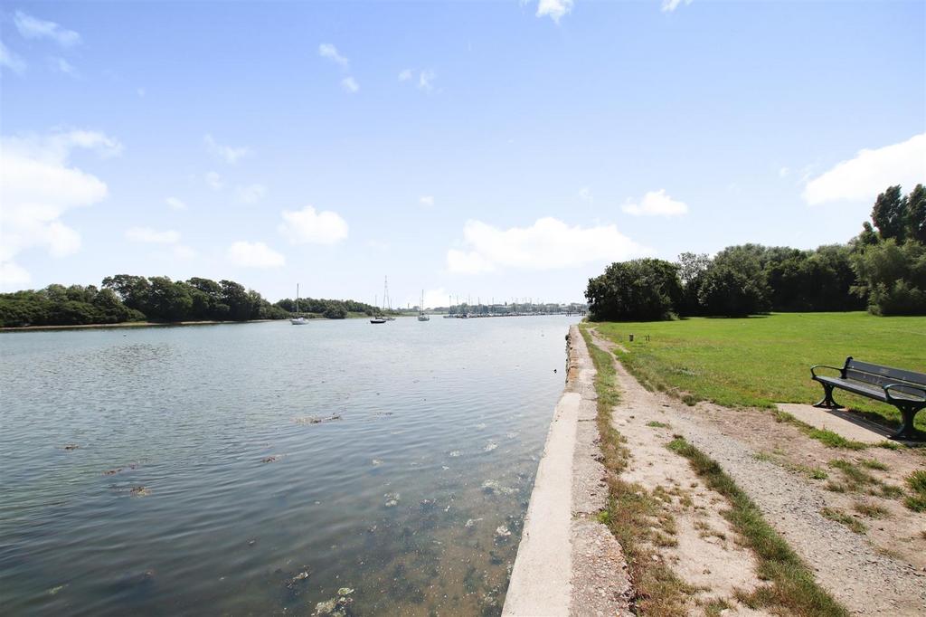 Salterns Lane, Fareham 3 bed semidetached house for sale £300,000