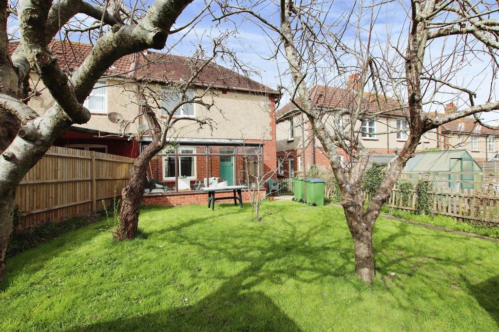 Salterns Lane, Fareham 3 bed semidetached house £290,000