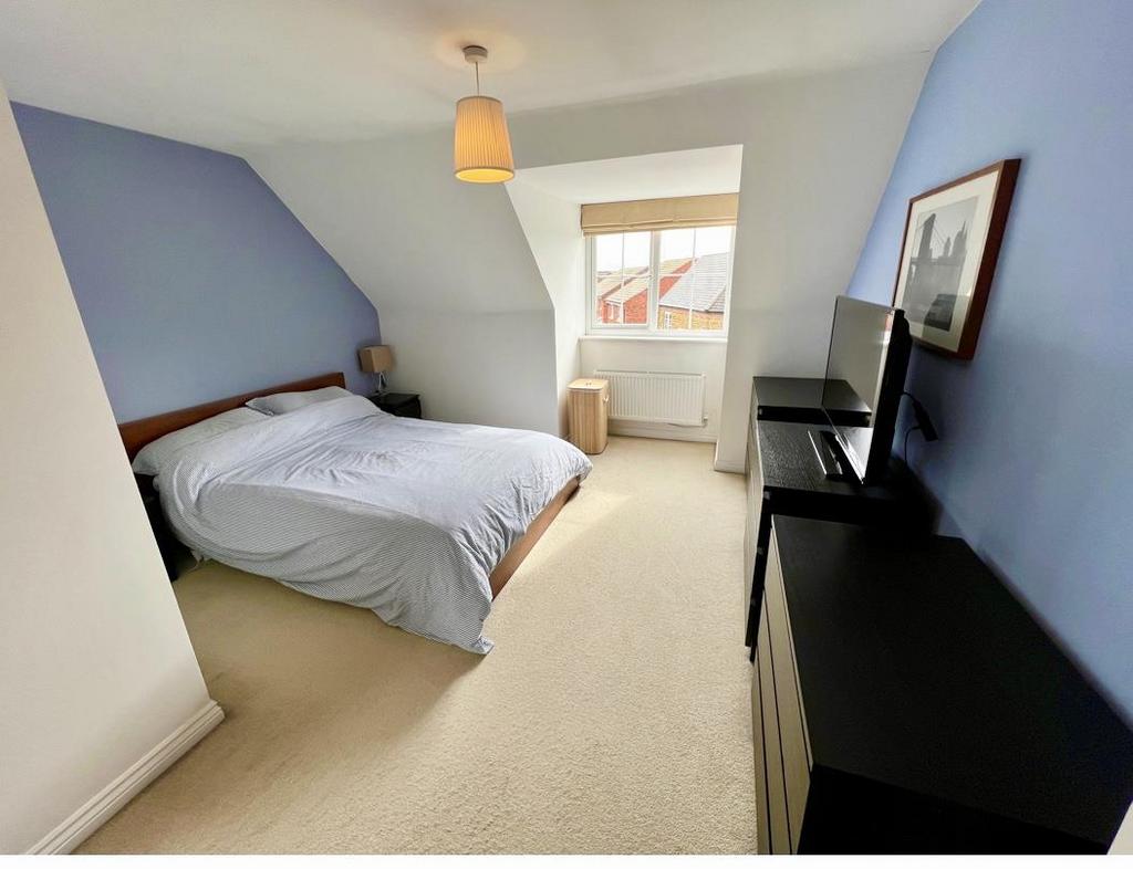 Dragonfly Way, Pineham, Northampton NN4 3 bed townhouse for sale £307,000