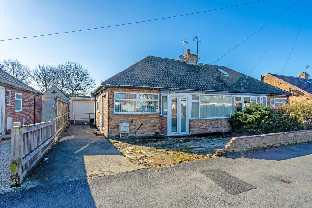 Ashley Park Crescent, Stockton Lane, York 2 bed semidetached bungalow