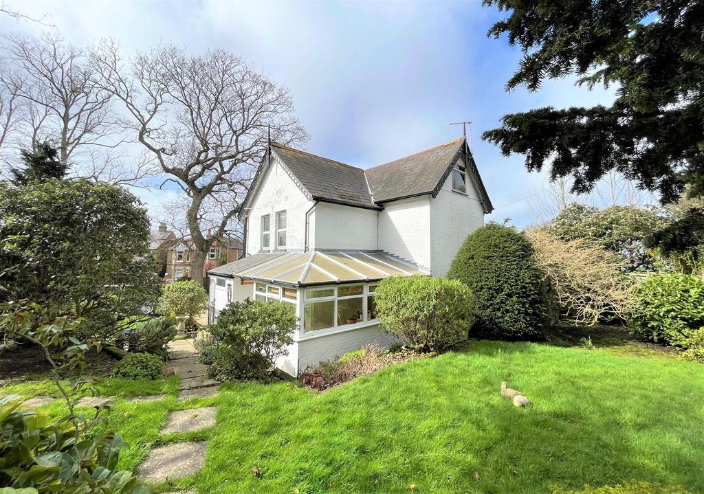 York Avenue, East Cowes 3 bed detached house for sale £395,000