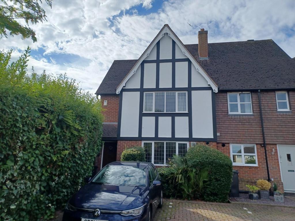 Dell Farm Close, Knowle, Solihull... 3 bed semidetached house £1,250