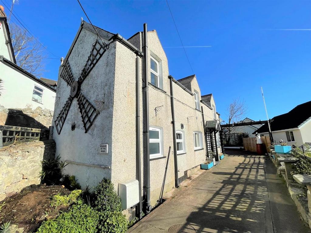 Hendwr Lane, Penrhynside, Llandudno 3 bed detached house for sale £