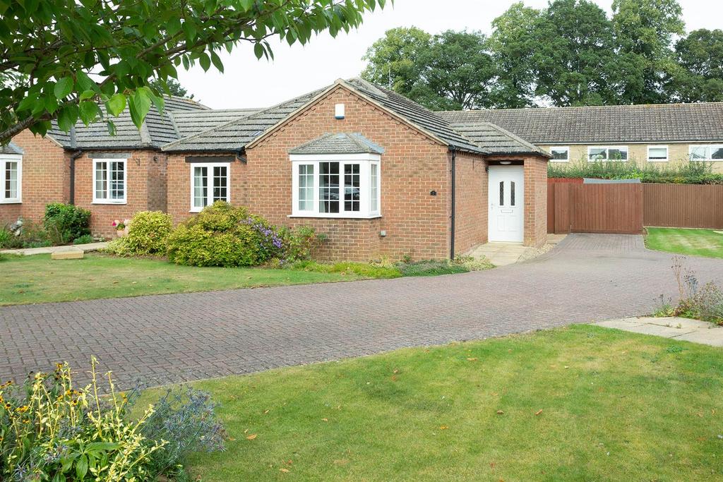 Farleigh Court, Uppingham, Oakham 2 bed semidetached bungalow for sale