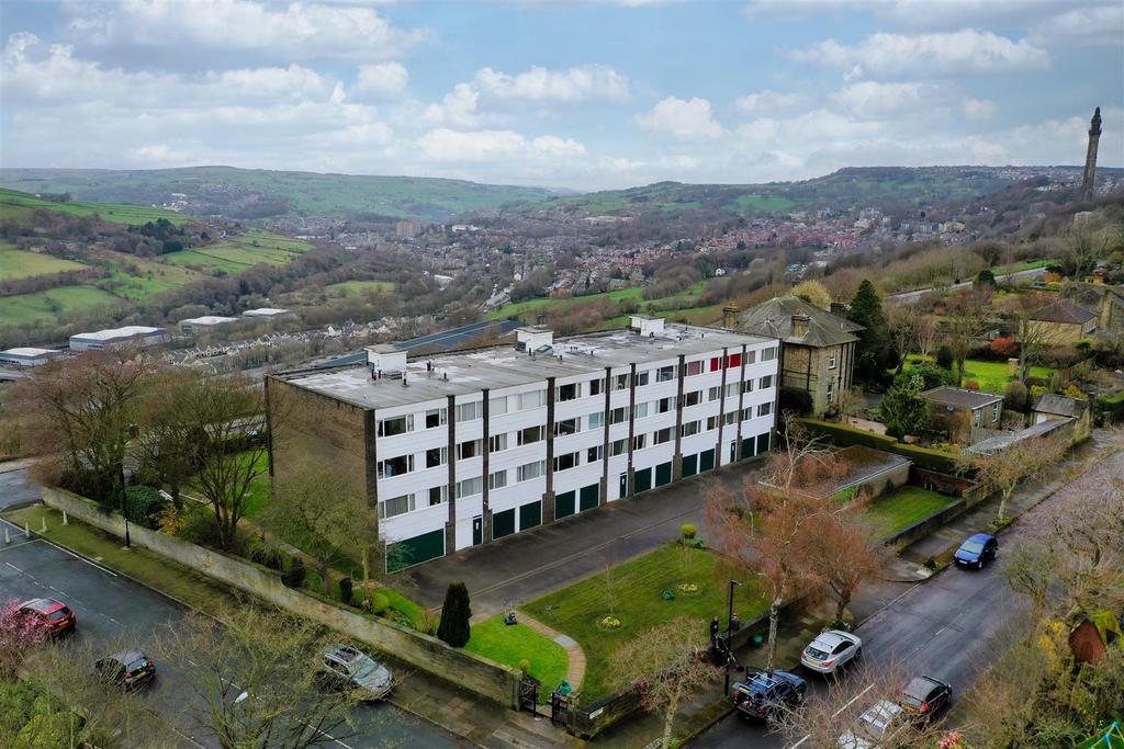 7 Eastwood Court Albert Promenade, Halifax 3 bed apartment £225,000