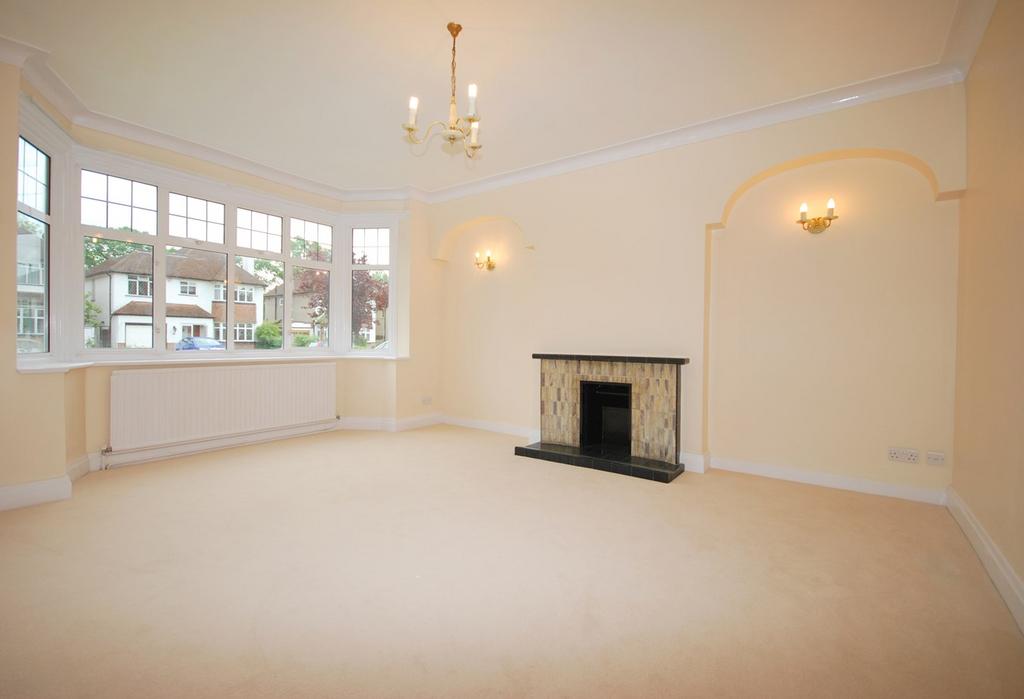 Hayes Chase, West Wickham, BR4 4 bed detached house £2,500 pcm (£577 pw)