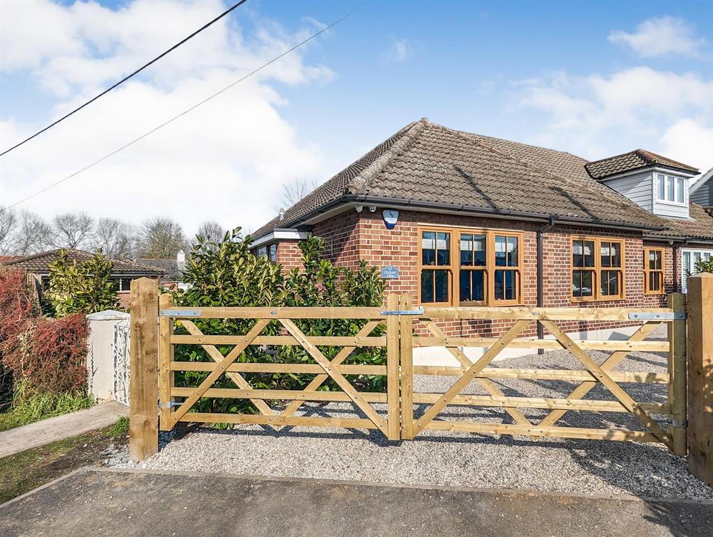 Orchard Lane, Pilgrims Hatch, Brentwood 3 bed semidetached bungalow