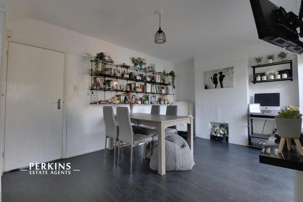 Ickenham, UB10 3 bed semidetached house for sale £600,000