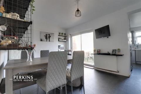 22 Lawrence Drive, Ickenham, Uxbridge, UB10 8RW