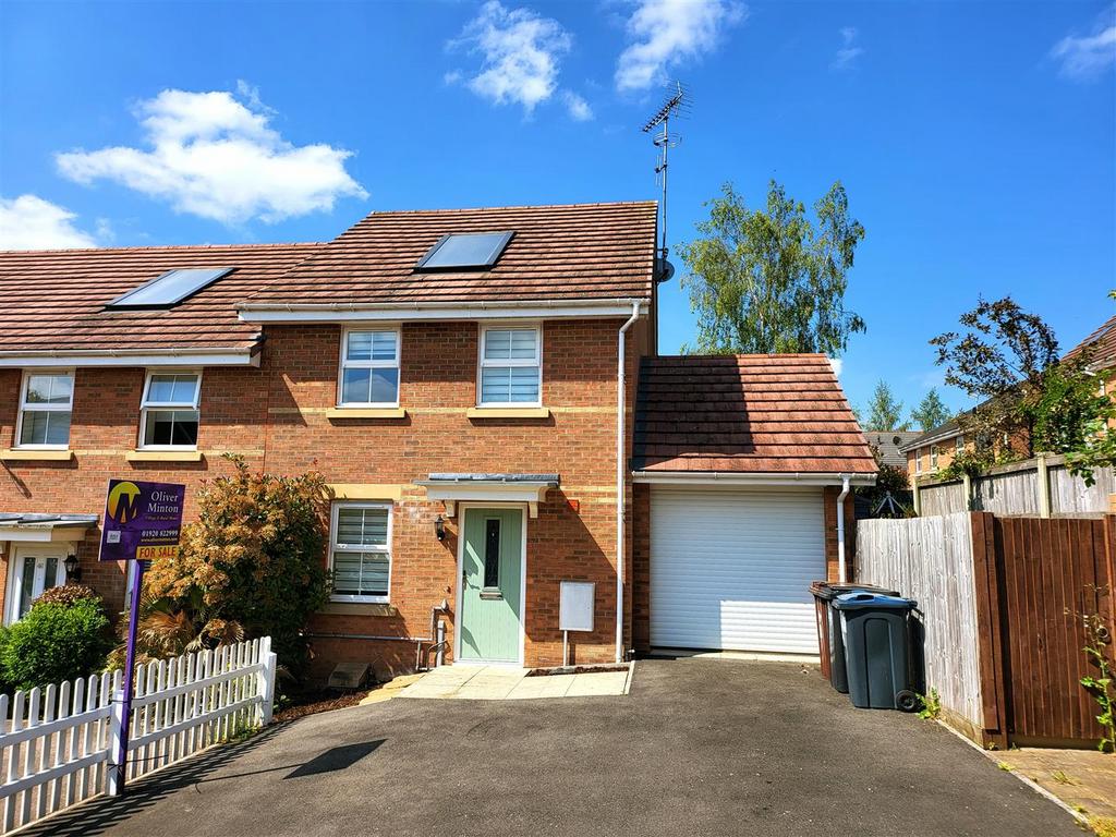 Olvega Drive, Buntingford 3 bed end of terrace house £425,000