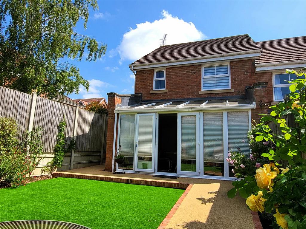 Olvega Drive, Buntingford 3 bed end of terrace house £425,000