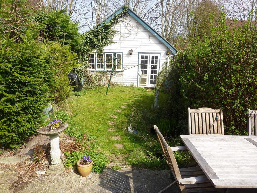 Salisbury Road, Godstone 3 bed terraced house £1,500 pcm (£346 pw)