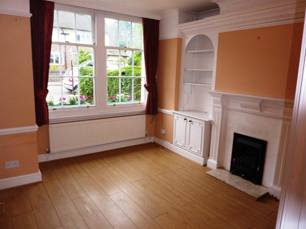 Salisbury Road, Godstone 3 bed terraced house £1,500 pcm (£346 pw)