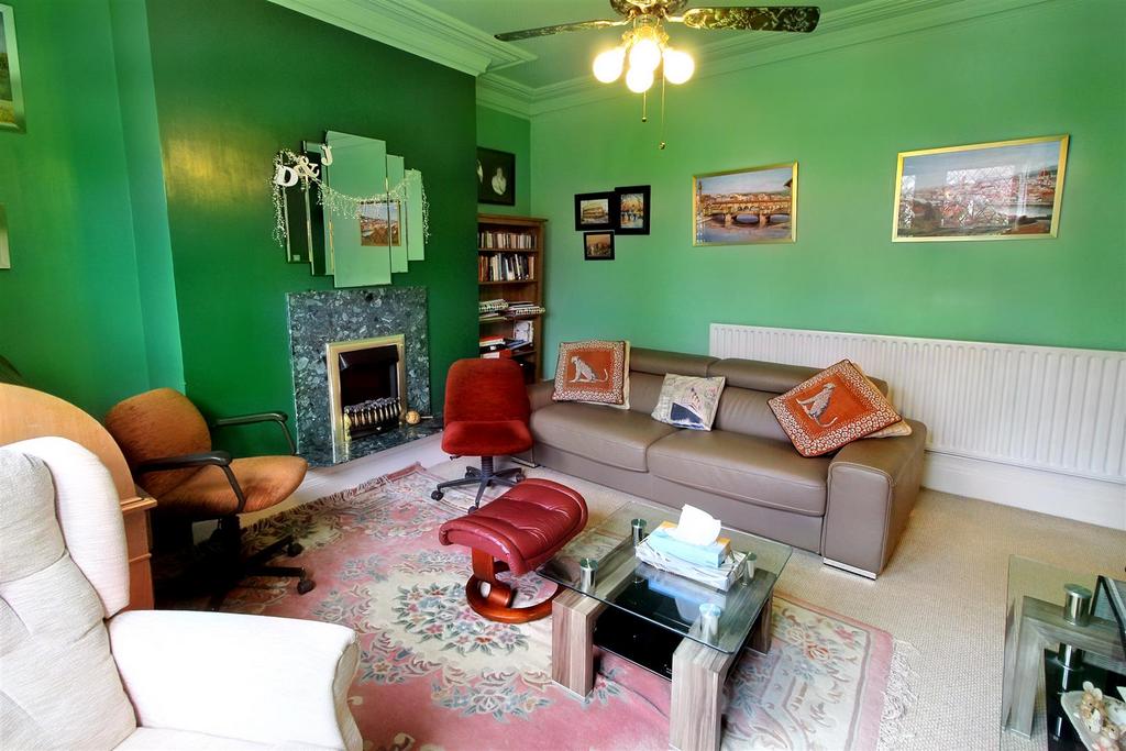 Wakefield Road, Huddersfield, HD5 8DB 5 bed terraced house for sale £
