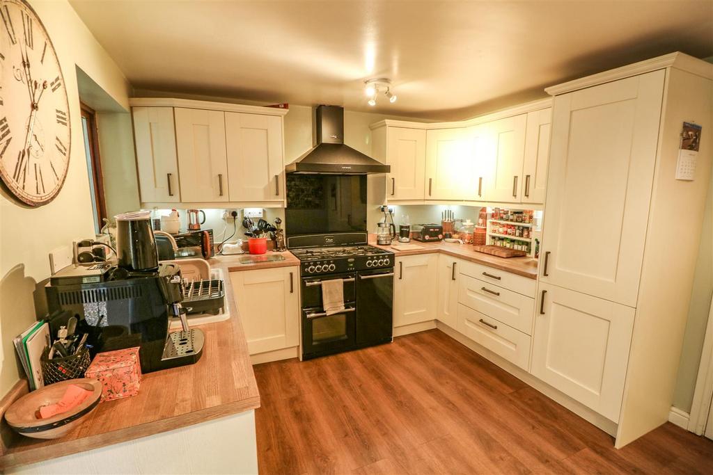 Kendal Vale, Worsbrough Bridge, Barnsley 4 bed semidetached house for
