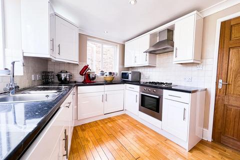 2 bedroom property for sale - Hainault Road, London