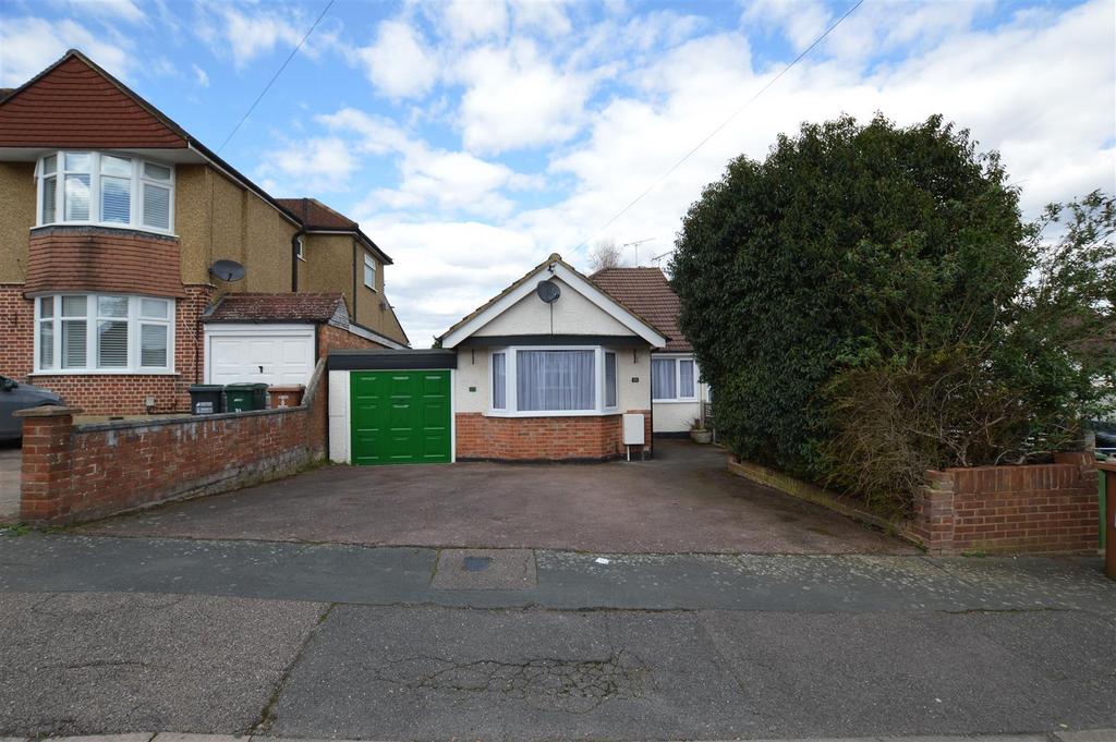 Warwick Way, Croxley Green, Rickmansworth 3 bed semidetached bungalow
