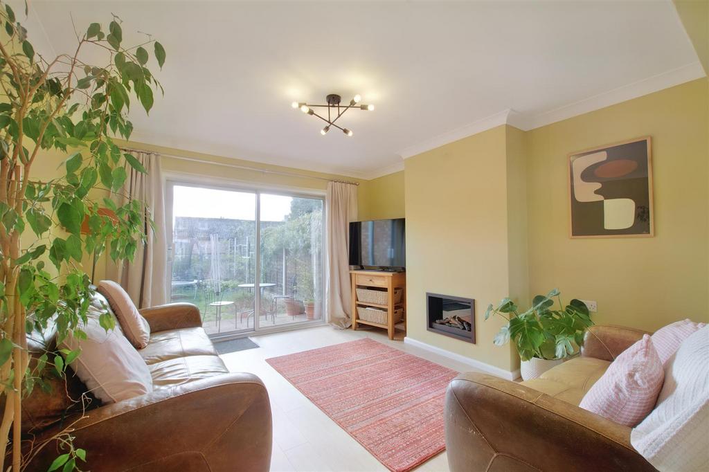 Crofton Road, Attenborough, Nottingham 3 bed semidetached house for