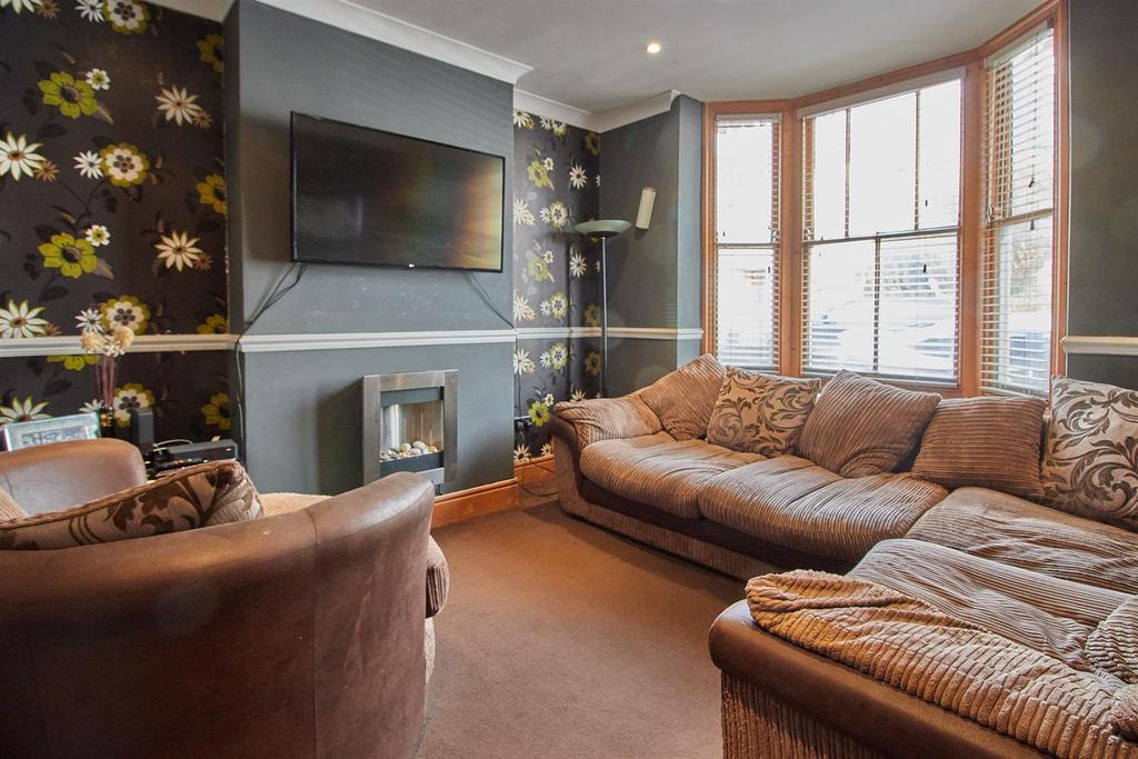 The Lawns, Hinckley 2 bed terraced house £160,000