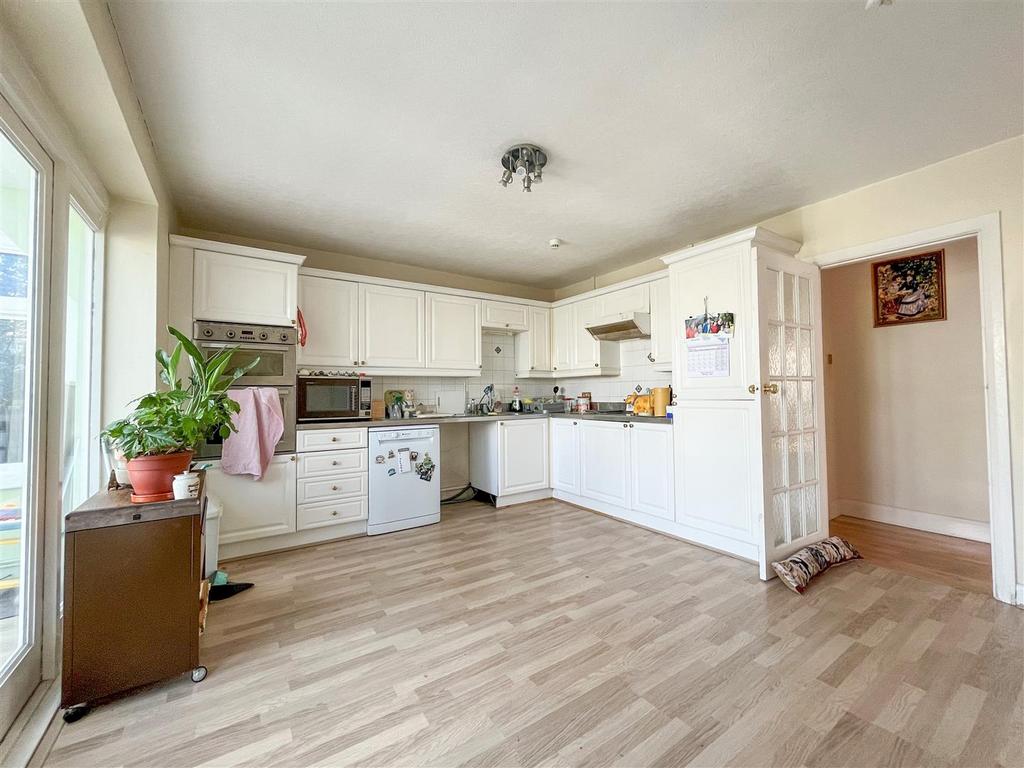 Kitchen 2.jpg
