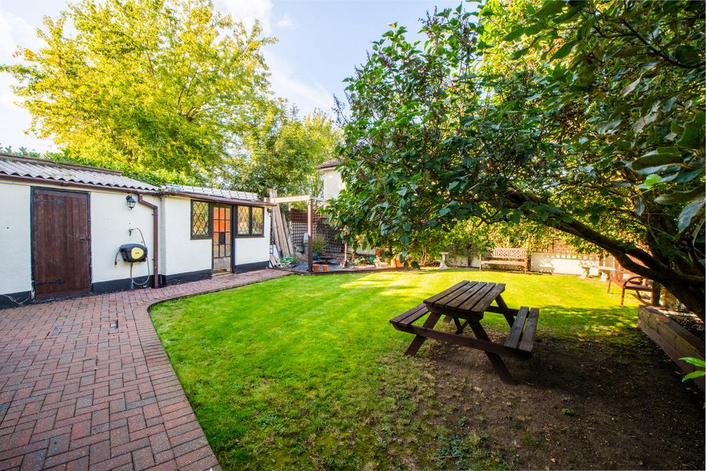 Broomfield Avenue, Leighonsea, SS9 3 bed semidetached house for sale £365,000