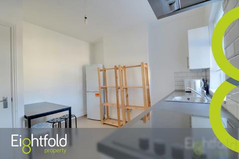 3 bedroom flat to rent, Totland Road, Brighton