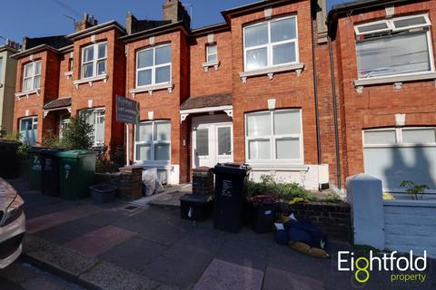 3 bedroom flat to rent, Totland Road, Brighton