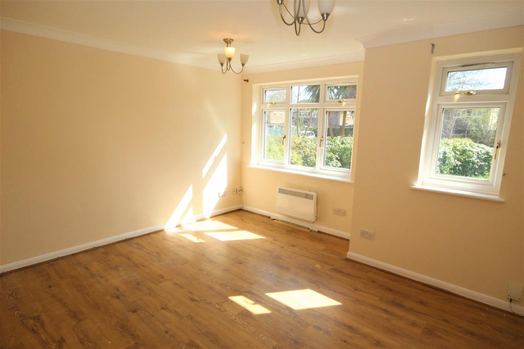 Gainsborough Road, Hayes, Middlesex UB4 2 bed flat £1,450 pcm (£335 pw)