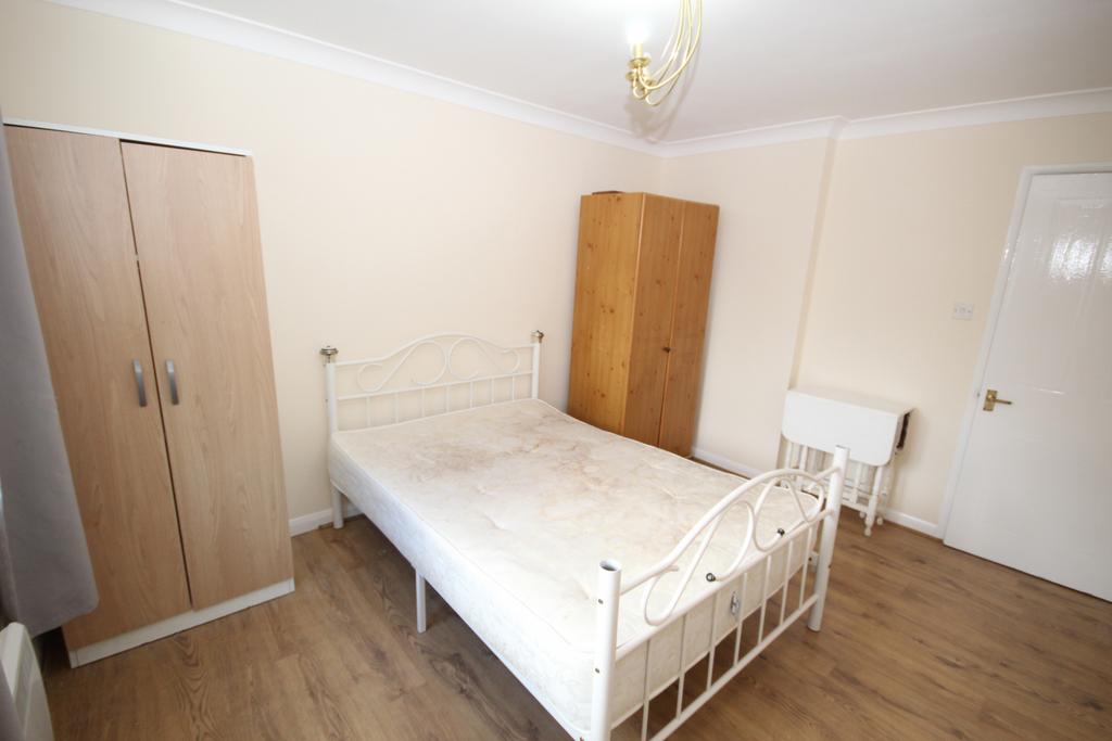 Gainsborough Road, Hayes, Middlesex UB4 2 bed flat £1,450 pcm (£335 pw)