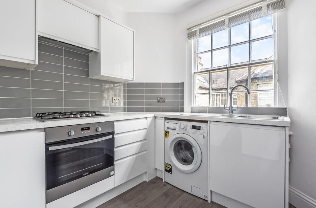 Worth Grove Walworth Se17 2 Bed Flat - £1,800 Pcm (£415 Pw)