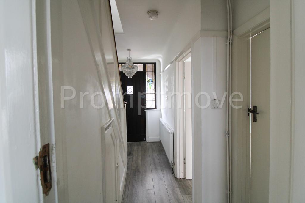 Carlton Crescent Luton LU3 1EN 3 bed semidetached house £1,400 pcm (£323 pw)