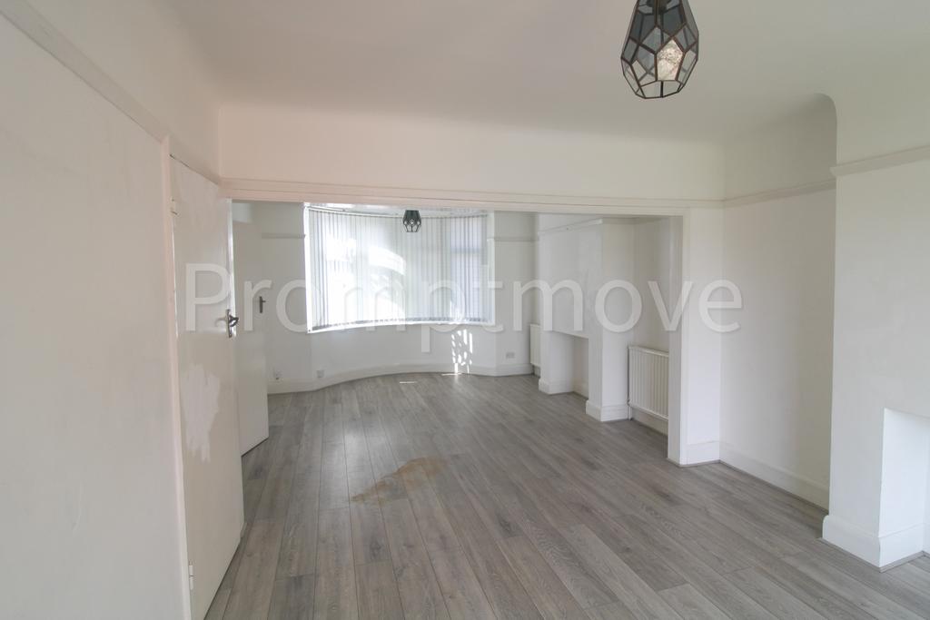 Carlton Crescent Luton LU3 1EN 3 bed semidetached house £1,400 pcm (£323 pw)