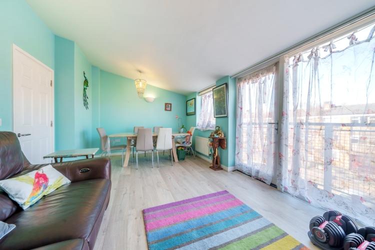 Nelson Grove Road London SW19 2 bed apartment £1,750 pcm (£404 pw)