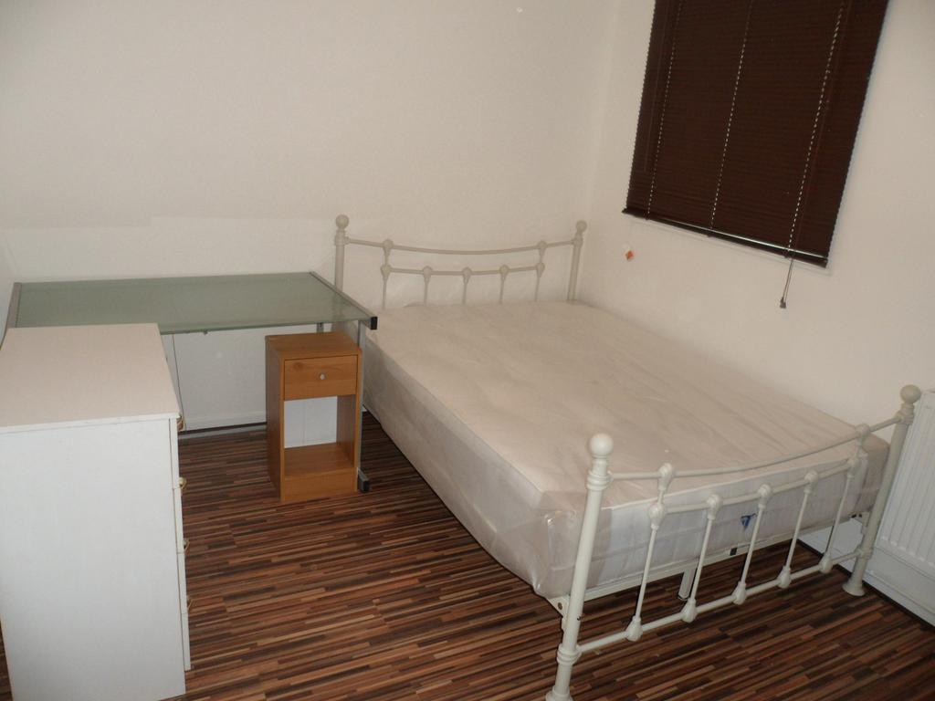 Double room available for rent