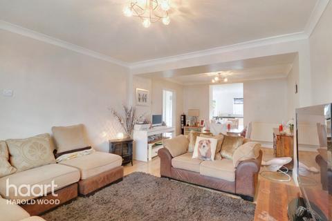16 Woodbridge Lane, Romford, RM3 9JF