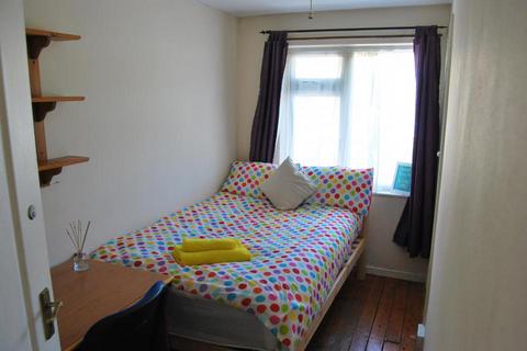 4 bedroom house to rent, Tenterden Drive, Canterbury