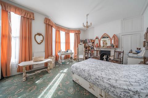 6 Gresley Road, London, N19 3JZ