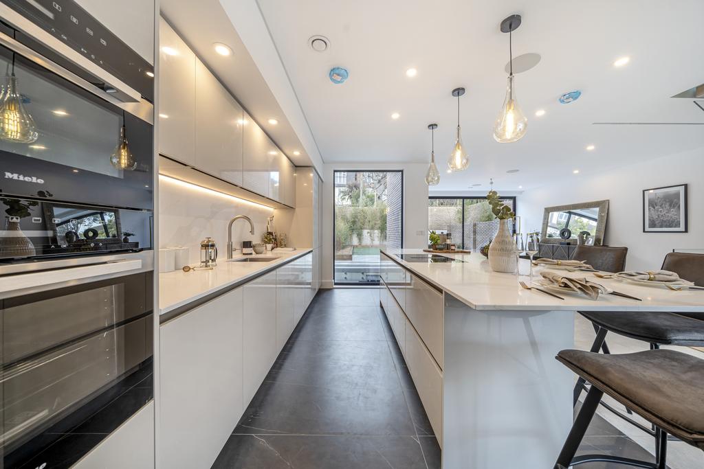4 bedroom semi-detached house to rent, London
