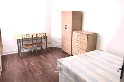 2 bedroom flat to rent, Drayton Waye, Kenton, HA3