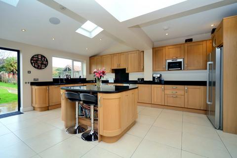 24 Ebbisham Road, Worcester Park, KT4 8NE