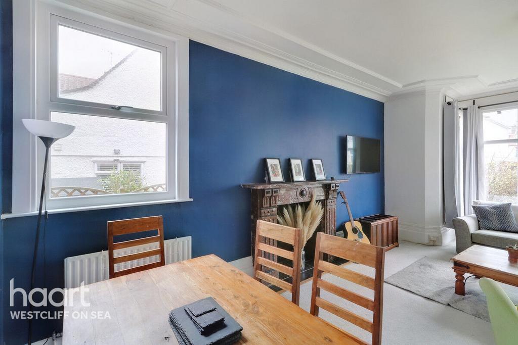 Southbourne Grove, WestcliffOnSea 2 bed flat for sale £250,000