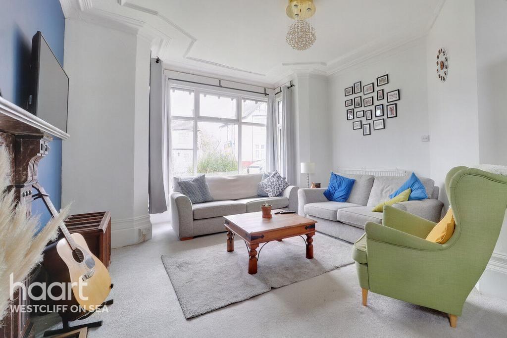 Southbourne Grove, WestcliffOnSea 2 bed flat for sale £250,000
