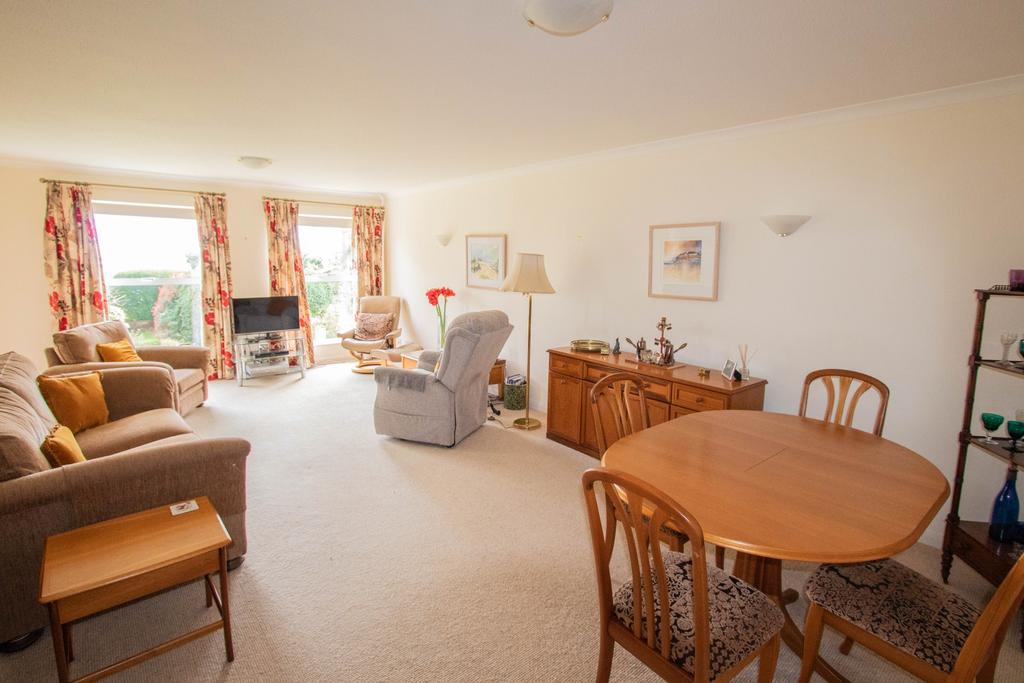 Sitting/dining room