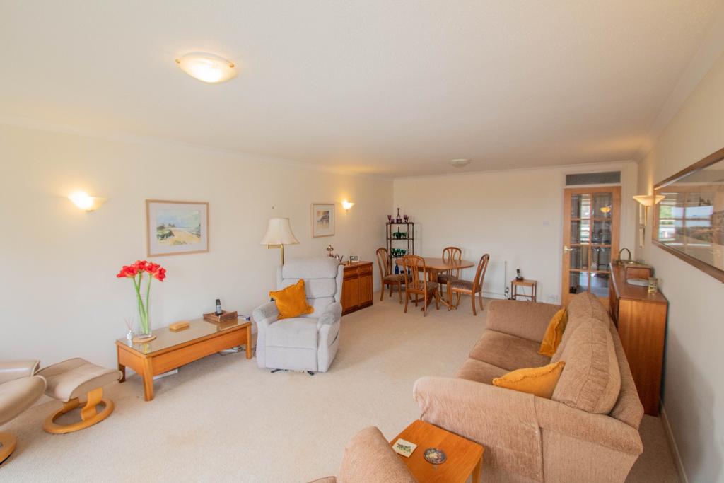 Sitting/dining room