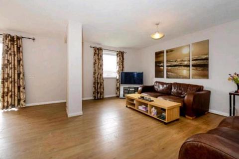 3 bedroom flat to rent, Whitefriars Court, Friern Park, North Finchley N12