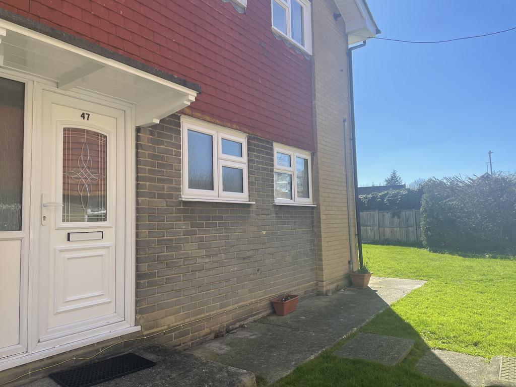 Glebe Way, Whitstable 2 bed ground floor flat £1,000 pcm (£231 pw)