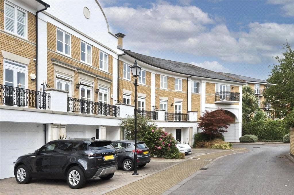 Thames Crescent, London, W4 3 bed end of terrace house £5,750 pcm (£1,327 pw)